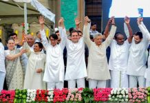 Karnataka: Opposition bonhomie on display during Kumaraswamy's oath taking ceremony