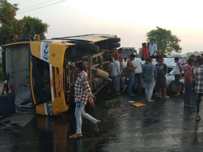 DGUJ-SUR-c-99-LCL-accident-between-car-and-school-bus-car-driver-dead-liquor-found-from-car-in-sura