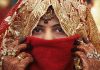 અમદાવાદ, તા.૨૩ સુરેન્દ્રનગરના લખતરમાં રહેતા અને વાળંદ કામ કરતા યુવાન સાથે લગ્ન કરી રૂ.૧.૬૦ લાખની છેતરપીંડી આચરનાર અને લગ્નના ચાર દિવસ બાદ ફરાર થયેલી લૂંટેરી દુલ્હન આખરે ઝડપાઇ ગઇ છે. અમદાવાદ ક્રાઇમ બ્રાંચે આરોપી યુવતી પિન્કીને ઝડપી લઇ તેને સુરેન્દ્રનગર પોલીસને સોંપી હતી. પોલીસની પ્રાથમિક તપાસમાં એવી પણ વાત સામે આવી હતી કે, લગ્ન બાદ પિન્કી પિરિયડ્‌સનું બહાનુ કાઢી તેના પતિને શરીરસુખથી દૂર રાખતી હતી અને બાદમાં માતાની ખબર કાઢવાનું કહી પાછી જ આવી ન હતી પરંતુ આખરે પોલીસે ફરાર થયેલી આ લૂંટેરી દુલ્હનને ઝડપી લીધી હતી. સુરેન્દ્રનગરના લખતરમાં રહેતા અને વાળંદ કામ કરતા યુવાને સુરેન્દ્રનગરમાં તા. ૩ જાન્યુઆરીએ પિન્કી નામની યુવતી સાથે કોર્ટ મેરેજ કર્યા હતા. લગ્નના ચાર દિવસ બાદ માતાની બીમારીનું કહી પરિણીતા પિયર ગયા બાદ તેણી પાછી જ ફરી ન હતી. જેથી યુવકે સુરેન્દ્રનગર એ ડીવીઝન પોલીસ મથકે લગ્ન કરાવી આપનાર ચાર શખ્સો સામે રૂપિયા ૧.૬૦ લાખની છેતરપિંડીની ફરિયાદ નોંધાવી હતી. જેના આધારે અમદાવાદ ક્રાઈમ બ્રાન્ચે બાતમીના આધારે પિન્કીની ધરપકડ કરી હતી. પોલીસ પેટ્રોલિંગ દરમ્યાન અમદાવાદ પોલીસને બાતમી મળી હતી કે, છેતરપિંડીના ગુનામાં વોન્ટેડ રશ્મીકા ઉર્ફે પિન્કી વટવામાં છે. જેના આધારે પોલીસે તેની ધરપકડ કરી સુરેન્દ્રનગર એ ડિવિઝન પોલીસને સોંપી હતી. પિન્કીએ પુછપરછમાં જણાવ્યું હતું કે, ભરતભાઈના કહેવાથી પૈસાની લાલચે ભાવેશભાઈ સાથે લગ્ન કરી છેતરપિંડી આચરી હતી. લખતરની સુથાર શેરીમાં રહેતા ૩૫ વર્ષના વાળંદ યુવાન ભાવેશભાઇ ભીખાભાઇ લખતરીયાના લગ્ન ન થતા તેઓ દલાલોના સંપર્કમાં આવ્યા હતા. જેમાં મૂળ તારાપુરની અને હાલ અમદાવાદ રહેતી યુવતી પિન્કી તેઓને બતાવાઇ હતી. આ યુવતી સાથે લગ્ન કરાવવા સુરેન્દ્રનગરના કરમશીભાઇ ઉર્ફે વેરશીભાઇ શાર્દુલભાઇ રબારી, અબ્દુલખાન નગરખાન મલેક, ભરતભાઇ પ્રહલાદભાઇ પુજારા અને નડીયાદના સરોજબેન બાબુભાઇ મોચીએ રૂપિયા ૧.૭૦ લાખની માંગણી કરી હતી. પરંતુ અંતે રૂપિયા રૂ.૧.૬૦ લાખમાં પતાવટ કરી ભાવેશભાઇને નાણા આપ્યા હતા. ગત તા. ૩ જાન્યુઆરીએ કલેકટર કચેરીના કમ્પાઉન્ડમાં બેઠક કરી સ્ટેમ્પ પેપર પર કરાર કરી ભાવેશભાઇ પત્ની પીંકીને લઇ લખતર ગયા હતા. જ્યાંથી માતા બીમાર હોવાનું કહી તા. ૭ના રોજ લખતરથી પિન્કી અમદાવાદ જવા નીકળી હતી. થોડા દિવસો સુધી પિન્કી નહી આવતા ભાવેશભાઇએ સરોજબેનને પૂછતા તેઓએ તારાપુરનું તેનું ઘર બંધ હોવાનું કહ્યુ હતુ. બનાવને છ માસ થયા બાદ પોતે છેતરાયા હોવાની જાણ થતા મહિલા સહિત ચારેય શખ્સો સામે એ ડીવીઝન પોલીસ મથકે ફરિયાદ નોંધાવી હતી. લખતરના યુવાનના લગ્ન થયા બાદ માસીકનું બહાનુ કાઢી બે દિવસ પતિને દૂર રાખ્યો હતો. ત્યારબાદ બે દિવસ માતા બીમાર હોવાથી ઘરે જવાની વાત કરી ચોથા દિવસે પિન્કી લખતરથી અમદાવાદ જવા નીકળી હતી. અગાઉ કલેકટર કચેરીના કમ્પાઉન્ડમાં ભાવેશભાઇને પીંકી બતાવ્યા બાદ બન્નેએ એકાંતમાં વાત કરી હતી. જેમાં પિન્કીએ જણાવ્યું હતું કે, તમે મને ગમો છો. આપણે પતિ-પત્ની બનીશુ. ત્યારબાદ સ્ટેમ્પ પેપર પર કરાર કરાયા હતા.