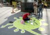 મુંબઈમાં આ આર્ટીસ્ટ માર્ગ પર કોરોના વાઈરસનું એક પેઇન્ટીંગ બનાવી રહ્યો છે, જેથી લોકો આ ઘાતક બીમારી પ્રત્યે વધુ જાગૃત બની શકે