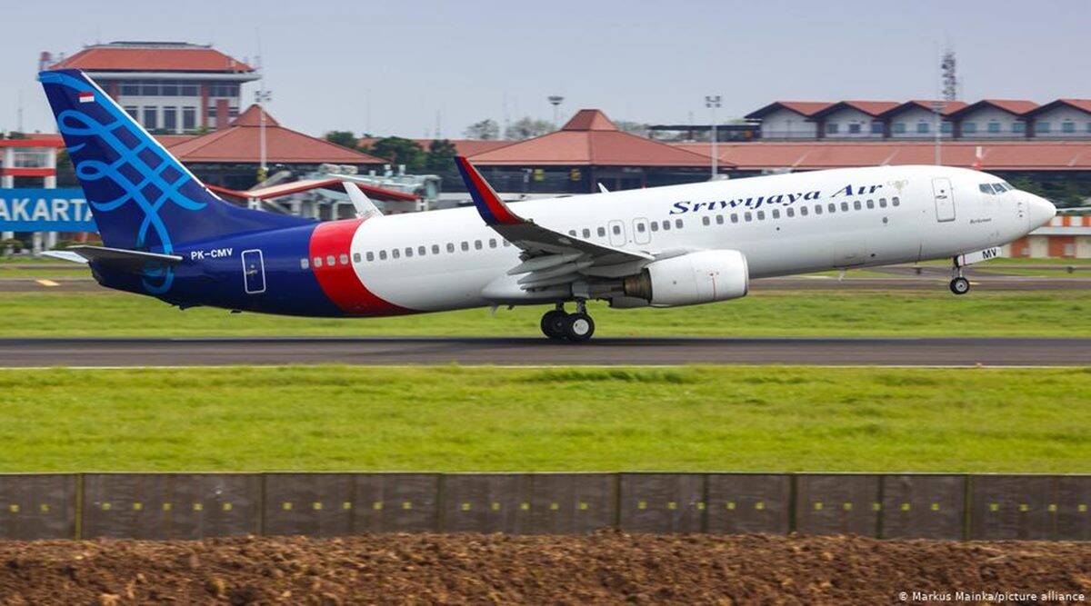 A Sriwijaya Air Boeing 737 has lost contact