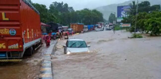ભારે વરસાદને કારણે મુંબઈના અલગ અલગ વિસ્તારોમાં પાણી ભરાઈ જવાથી ટ્રાન્સપોર્ટ પ્રભાવિત થયું છે